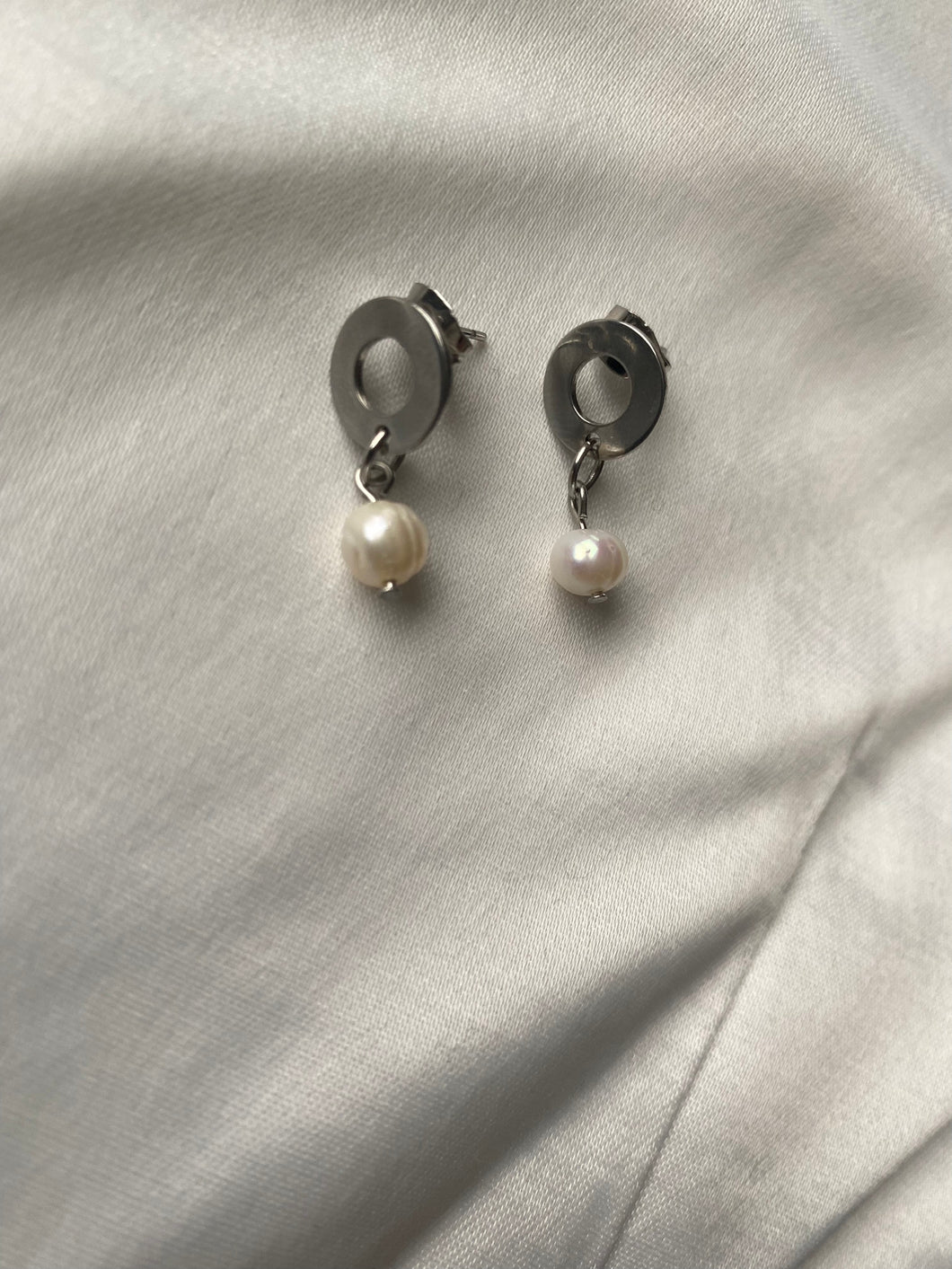 Cahaya single pearl donut stud earrings silver