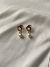 Afbeelding in Gallery-weergave laden, Cahaya single pearl donut stud earrings gold
