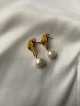 Afbeelding in Gallery-weergave laden, Cahaya oval pearl stud earrings gold
