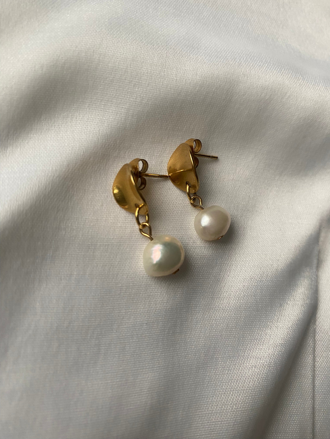 Cahaya oval pearl stud earrings gold