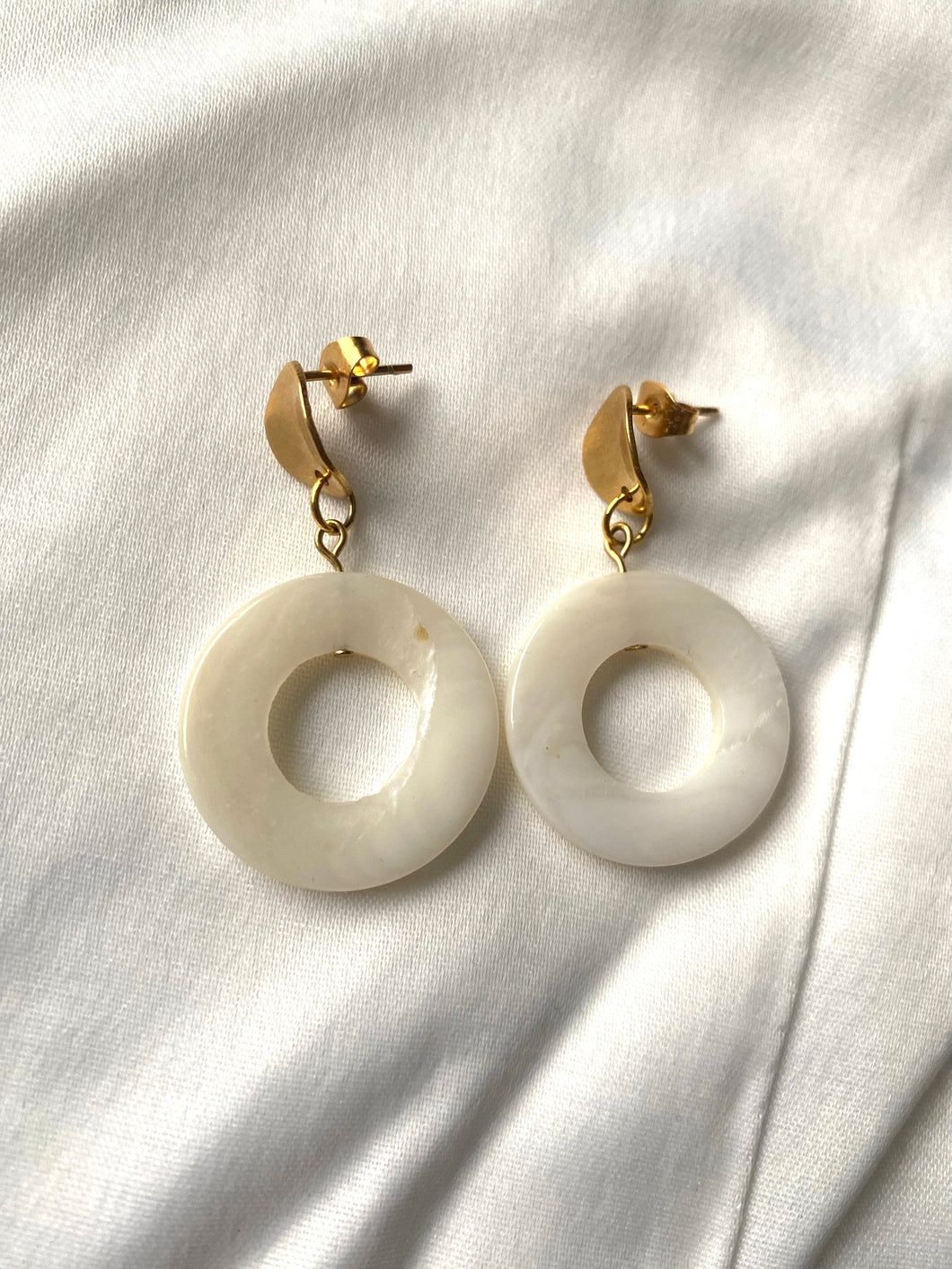 Cahaya shell earrings gold