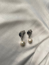 Afbeelding in Gallery-weergave laden, Cahaya pearl oval stud earrings silver
