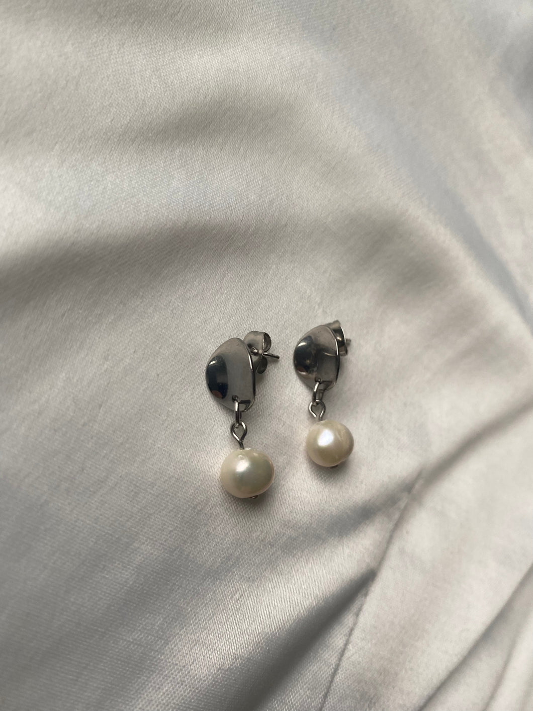 Cahaya pearl oval stud earrings silver