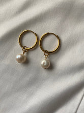 Afbeelding in Gallery-weergave laden, Cahaya small pearl hoops gold
