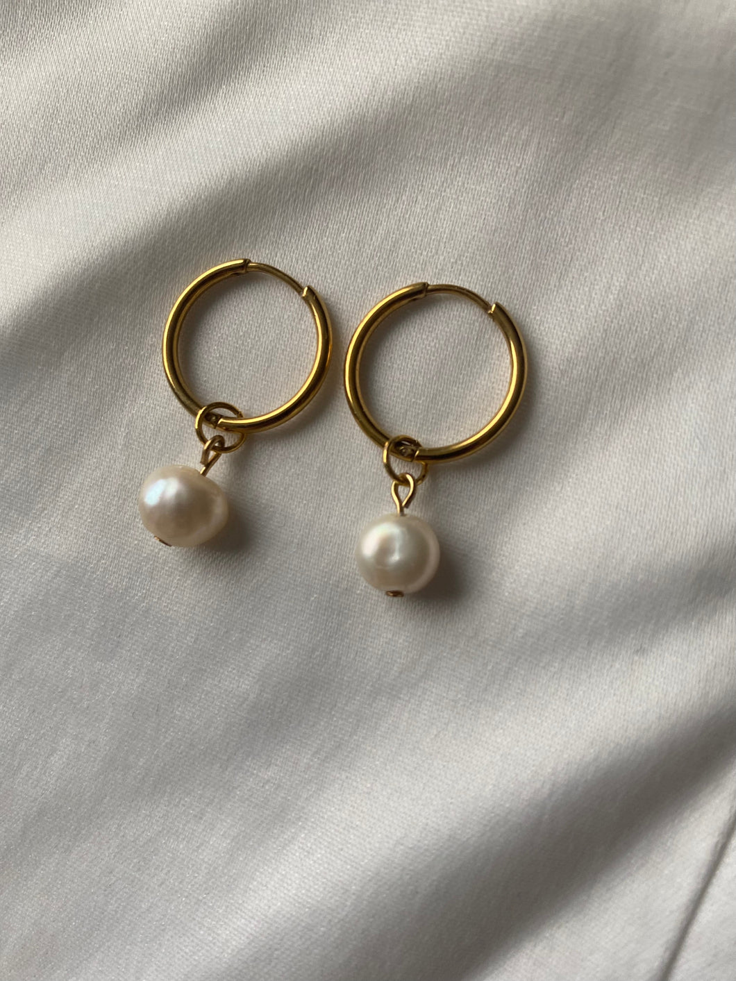 Cahaya small pearl hoops gold