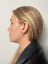 Afbeelding in Gallery-weergave laden, Cahaya single pearl donut stud earrings gold
