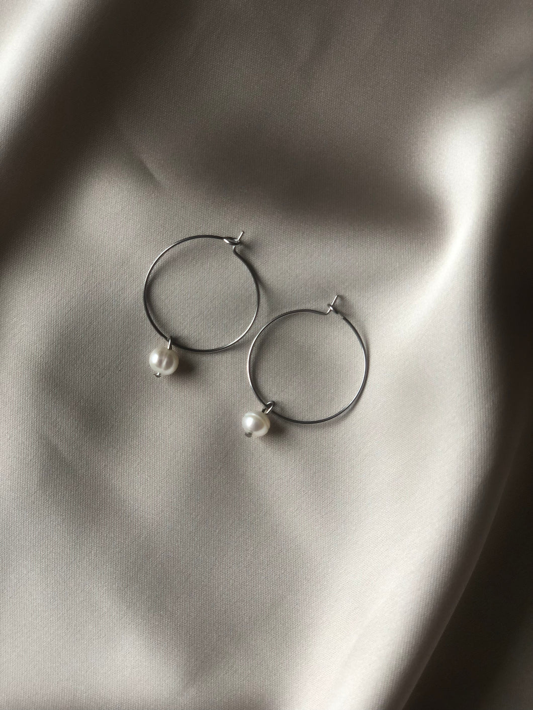 THIN SINGLE PEARL HOOP EARRINGS ZILVER