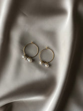 Afbeelding in Gallery-weergave laden, THIN ANGEL PEARL HOOP EARRINGS GOUD
