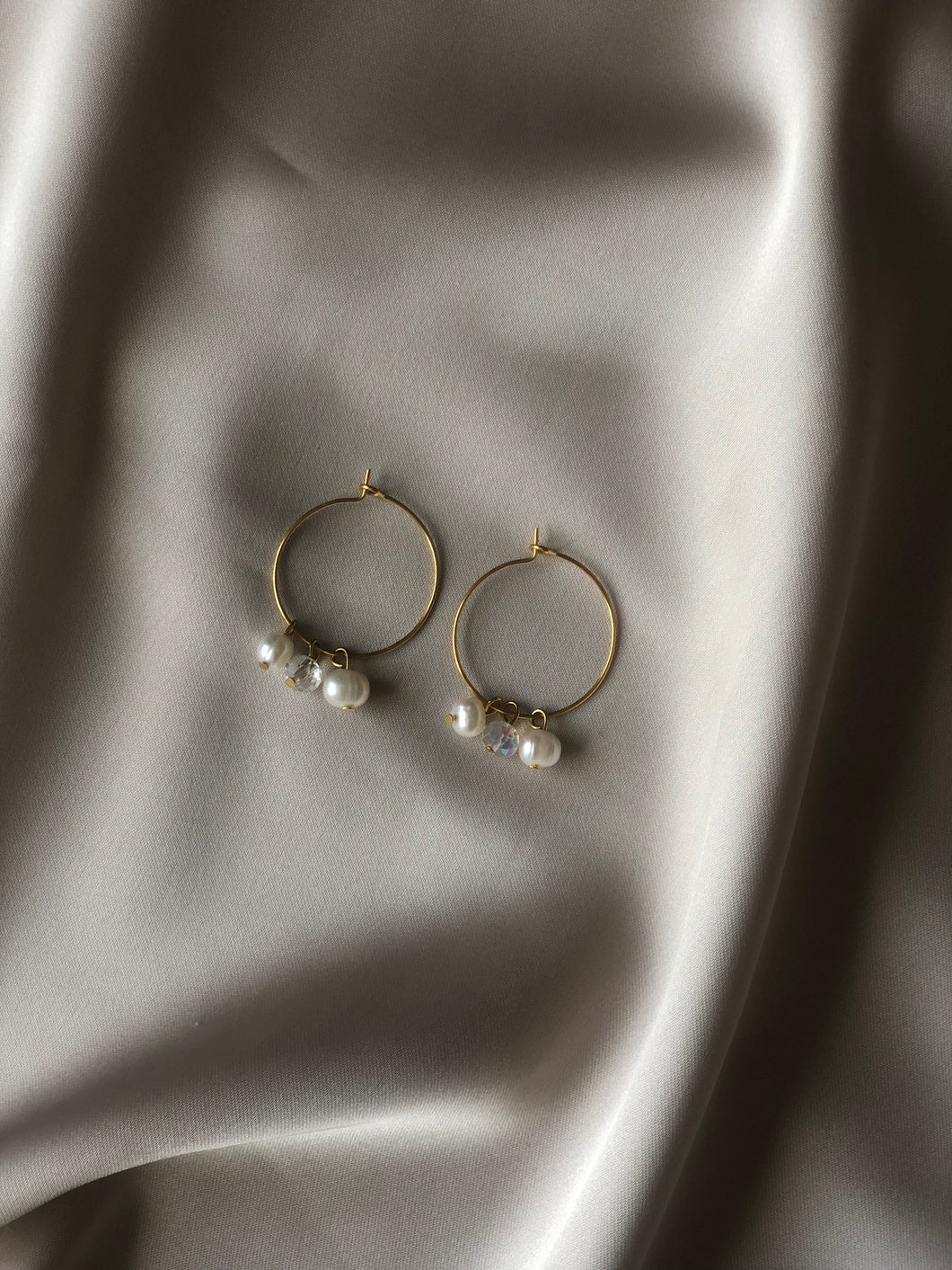 THIN ANGEL PEARL HOOP EARRINGS GOUD