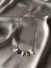 Afbeelding in Gallery-weergave laden, BLISTER PEARL NECKLACE ZILVER
