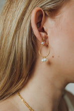 Afbeelding in Gallery-weergave laden, THIN ANGEL PEARL HOOP EARRINGS GOUD
